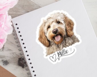 Könnte beinhalten: Ein weißes Notizbuch mit Spiralbindung. Ein Aufkleber mit einem Hund und dem Namen "Millie" befindet sich auf dem Notizbuch.