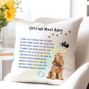 Puede incluir: Almohada blanca con un mensaje conmemorativo para una mascota. El mensaje dice "Until We Meet Again" e incluye un poema sobre el amor y la pérdida de una mascota. La almohada presenta una imagen de dibujos animados de un cocker spaniel dorado con una pajarita.