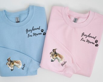 Peut inclure: Deux sweats à capuche, un bleu clair et un rose, avec le texte "Greyhound Fur Mama" et des empreintes de pattes. Chaque sweat à capuche a une image personnalisée d'un chien sur la manche avec le nom "Baxter" en dessous.