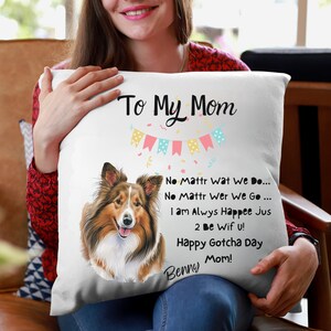 Könnte beinhalten: Ein weißes Kissen mit einem bunten Banner und einer Hundefigur. Der Text auf dem Kissen lautet "To My Mom No Mattr Wat We Do... No Mattr Wer We Go... I am Alwys Happee jus 2 Be Wif u! Happy Gotcha Day Mom! Benny"