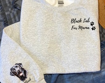 Schwarzer Labrador Pullover, Individueller schwarzer Labrador Rundhalsausschnitt, personalisierter Hundename auf der Hülse, Hundemama Shirt, Labrador-Liebhaber Geschenk für sie, Freund