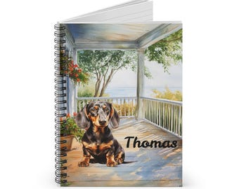 Könnte beinhalten: Ein schwarz-brauner Dackel sitzt auf einer Veranda mit einem weißen Geländer. Die Veranda ist weiß gestrichen und hat einen Holzboden. Der Hund schaut in die Kamera. Der Text "Thomas" ist auf dem Boden vor dem Hund geschrieben.