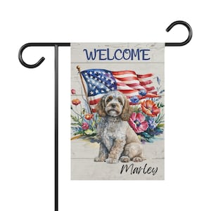 Puede incluir: Taza de cerámica blanca con asa negra y la frase "But First, Coffee" en negro. La taza se muestra sobre un fondo borroso, sugiriendo un ambiente acogedor.