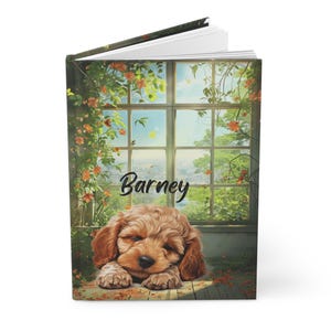 Può includere: Un cane marrone e bianco di nome "Barney" sta dormendo su un davanzale. La finestra è aperta e ci sono viti verdi che crescono intorno. Il cane sta guardando fuori dalla finestra.