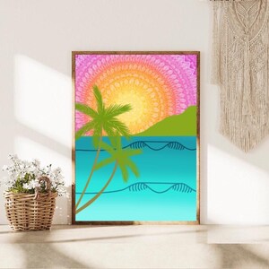 以下が含まれることがあります： 熱帯のビーチシーンを描いた額入りのアートプリント。ピンクとオレンジの色合いの鮮やかな夕日、ヤシの木、青い海の波が特徴です。プリントは、白い壁に飾られ、花の織りバスケットが添えられています。