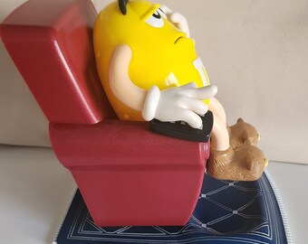 LA-Z-BOY リクライニング キャンディ ディスペンサーの黄色い M&M