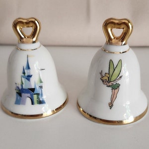 Saleiros e pimenteiros da Disneylândia em formato de sino (Tinker Bell e Castelo da Cinderela)