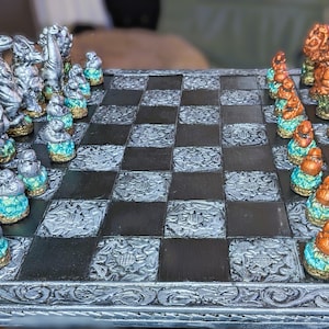 Dinosaurischack med schackbräde, som visas. Omedelbar leverans, för att rensa