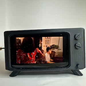 Echo show 5 stand. Retro TV