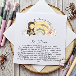 Carte personnalisée du meilleur professeur du monde l Auxiliaire pédagogique l Maternelle l Préscolaire l Assistante maternelle l Fin d'année l Merci abeille arc-en-ciel