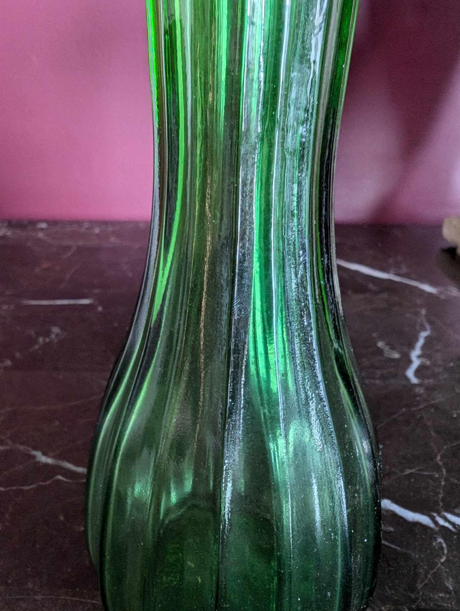 ヴィンテージグリーンガラスのつぼみ型花瓶：1970年代のリブ付き