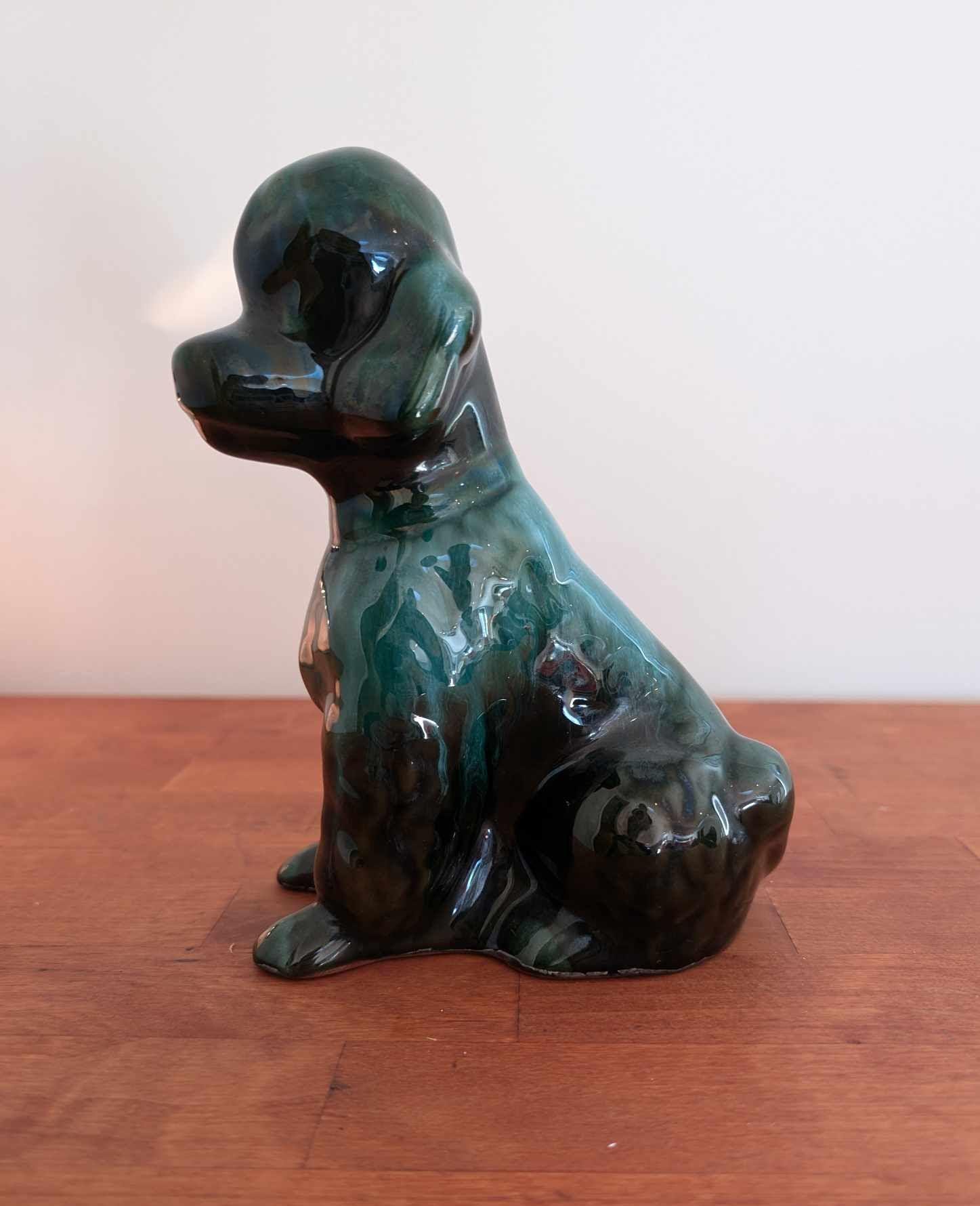 ヴィンテージ ブルーマウンテン陶器の犬の置物 - 艶出し加工のレトロ