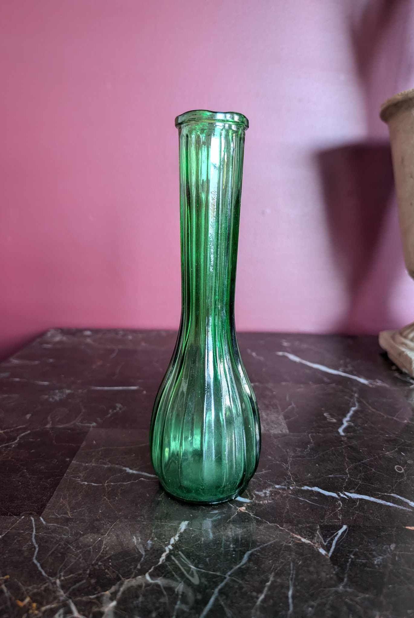 ヴィンテージグリーンガラスのつぼみ型花瓶：1970年代のリブ付き