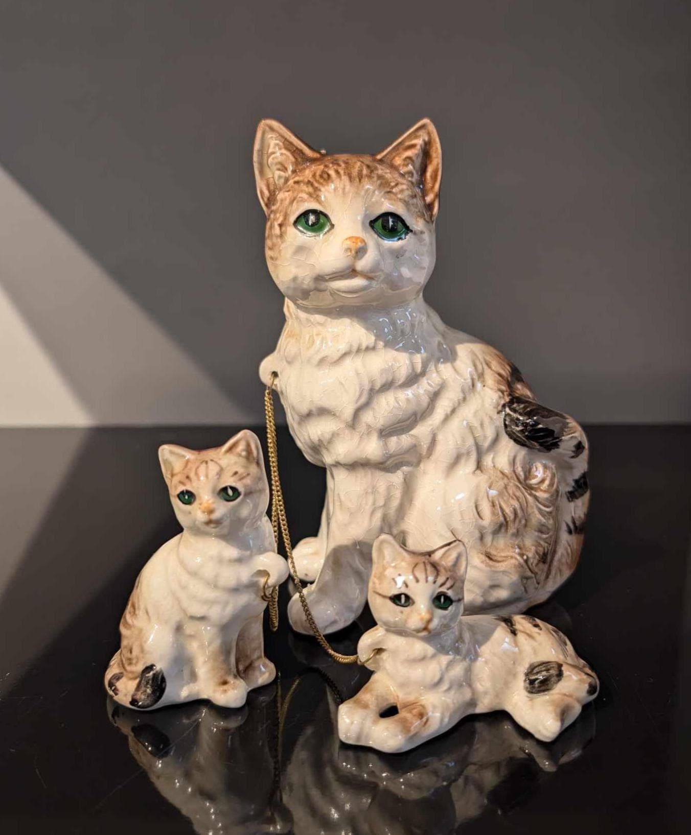 *レトロ*猫親子陶器の置物ヴィンテージ ヴィンテージ陶器製猫の家族置物：1950年代の日本製コレクターズ