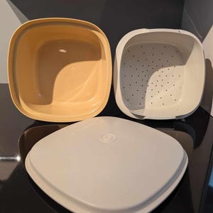 Vintage Tupperware-stomer: Harvest Gold Retro Kitchen Essential