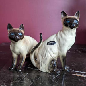Vintage Coopercraft Siamese Cat Figurine: Mid-Century Home Decor