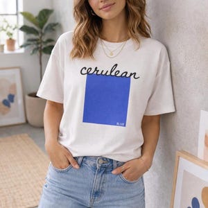 Camiseta minimalista de algodão com estampa em blocos de cores azul-cerúleo.