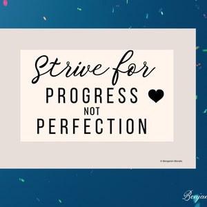 Puede incluir: Un póster motivacional con las palabras "Strive for Progress Not Perfection" en escritura negra sobre un fondo crema. Un símbolo de corazón negro está al lado de la palabra "Progress". El fondo es azul con confeti.