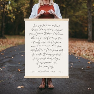 Peut inclure: Une impression sur toile blanche avec une citation manuscrite noire sur l'amour tirée de 1 Corinthiens 13 :4-8. La citation dit : « L'amour est patient, l'amour est bienveillant. Il n'est pas envieux, il ne se vante pas, il n'est pas orgueilleux. Il ne fait pas de mal, il ne cherche pas son propre intérêt, il ne s'emporte pas, il ne tient pas compte du mal. L'amour ne se réjouit pas de l'injustice, mais il se réjouit de la vérité. Il protège toujours, il fait toujours confiance, il espère toujours, il persévère toujours. L'amour ne faillira jamais. - 1 Corinthiens 13 :4-8 »