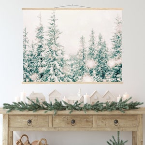 Poster di alberi innevati, grande cartello natalizio, stampa di foresta invernale, decorazione da parete per le vacanze, stampa di alberi di pino, poster di Natale, foresta innevata