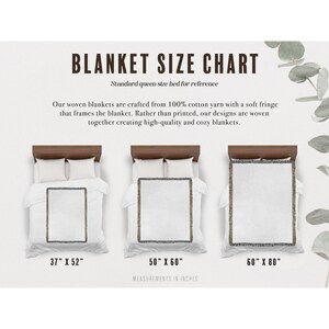 K&ouml;nnte beinhalten: Decken-Gr&ouml;&szlig;entabelle mit drei Beispielen auf Betten. Die Tabelle zeigt drei Deckengr&ouml;&szlig;en: 94 x 132 cm, 127 x 152 cm und 152 x 203 cm. Der Text lautet: &bdquo;Unsere gewebten Decken werden aus 100 % Baumwollgarn mit einem weichen Fransen hergestellt&ldquo;.