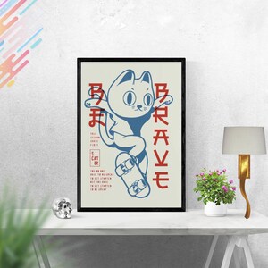 Könnte beinhalten: Eine blaue und weiße Illustration einer Katze, die Skateboard fährt, mit dem Wort "BRAVE" vertikal in Rot und japanischen Schriftzeichen in Blau geschrieben. Der Text "TALE SECOND SENSE FIRST" ist in Rot geschrieben.