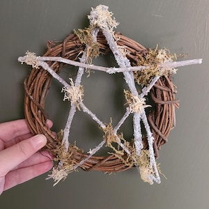 Couronne de vigne pentacle rustique. Suspension murale sorcière, décoration d&#39;autel païen, breloque de protection, couronne de mousse et de brindilles pour une bénédiction spirituelle à la maison