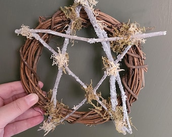 Rustic Pentacle Grapevine Wreath. Witchy Wall Hanging, Pagan Altar Decor, Protection Charm, Yule Decor, Cottagecore Home Blessing.