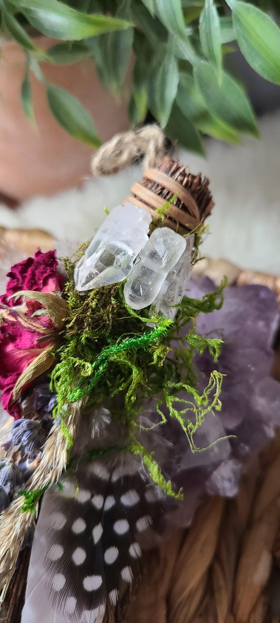 Witchcraft Crystal Broom Decor | Pagan Witch Ritual Spiritual Cleansing Tool Healing Crystal Accents Mystical Wiccan Altar Decoration 10x17cm Unique Ma