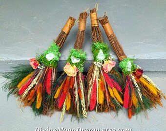 カラフルな魔女の箒と天然の透明水晶 - 18インチの手作り魔女の箒。祭壇、ドア、儀式、家の浄化の装飾に。スピリチュアルな