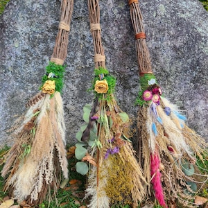 Escoba floral de bruja, escoba, flores secas bohemias. Bruja del bosque. Bruja verde. Decoración natural de bruja. Escoba de cristal. Protección del hogar. Buena suerte.
