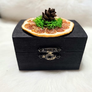 Pudełko na drobiazgi z suszonej pomarańczy. Miniaturowe pudełko na pierścionek zaręczynowy. Pudełko na pierścionek. Dekoracja z mchu. Pudełko na obrączki ślubne. Pudełko kryształowe. Dekoracja czarownic. Pudełko na prezent Yule