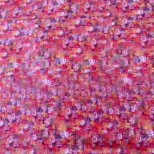 Könnte beinhalten: Roter Stoff mit einem sich wiederholenden Muster aus kleinen Quadraten in verschiedenen Rot-, Gelb-, Blau- und Weißtönen.