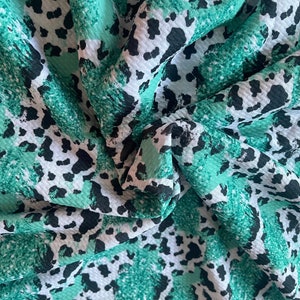 Tela de cuero crudo/bala con brillo verde azulado l Listo para usar l Bricolaje l Lazos l Ropa l Elástico en 4 direcciones l Envío rápido l EE. UU. l Tiras, 1/2 yarda, yardas
