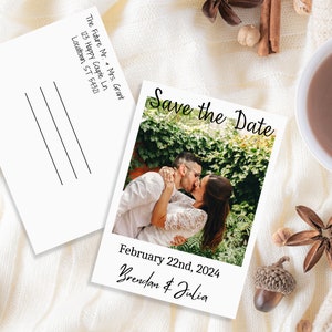 90年代風レトロフォトのSave The Date、カスタム編集可能なポストカード、印刷可能なテンプレート、婚約写真のお知らせ、結婚式の情報、パーソナル