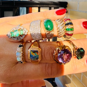 Anel em ouro amarelo 18k com múltiplas fileiras de diamantes em lapidação baguete engastados em canal.