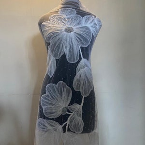 Tissu pour robe de bal avec grosses fleurs appliquées en 3D. Broderie à la main, fleurs coupées à la main pour la haute couture 2023-24. Inspiré d'Oscar De La Renta.