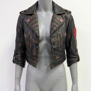 Veste courte cosplay Rogue tenue de super-héros mutant X-Men, manteau moto en cuir marron effet vieilli, écusson rond rouge et ensemble d'épingles