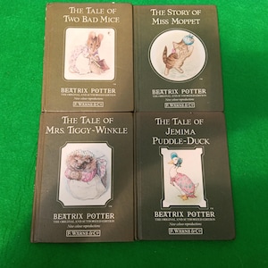 Peut inclure: Quatre livres anciens de Beatrix Potter. Les titres incluent "The Tale of Two Bad Mice", "The Story of Miss Moppet", "The Tale of Mrs. Tiggy-Winkle" et "The Tale of Jemima Puddle-Duck". Chaque livre a une illustration en couleur.