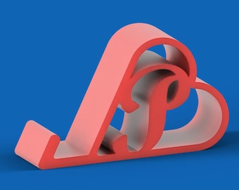以下が含まれることがあります： 青い背景に、サンゴ色のスタイリッシュな「AP」の文字の携帯電話スタンド。スタンドは3Dプリントデザインで、曲がった形状で、文字が絡み合っています。スタンドは携帯電話を保持するように設計されています。