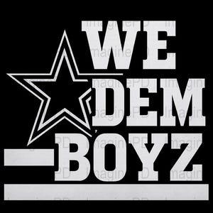 Op de afbeelding: Zwarte achtergrond met de witte tekst "WE DEM BOYZ" en een witte ster. De tekst is in een vet, blokkerig lettertype. De ster is een vijfhoekige ster met een witte omtrek.