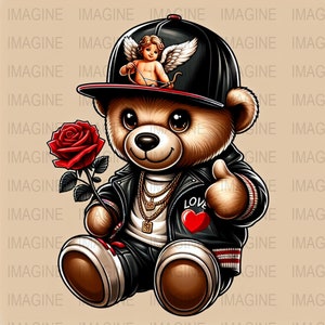 Peut inclure: Un ours en peluche marron portant une veste en cuir noire, une casquette et une chaîne en or, tenant une rose rouge. La casquette représente un chérubin avec un arc et une flèche. Un cœur rouge avec "LOVE" est sur la veste.