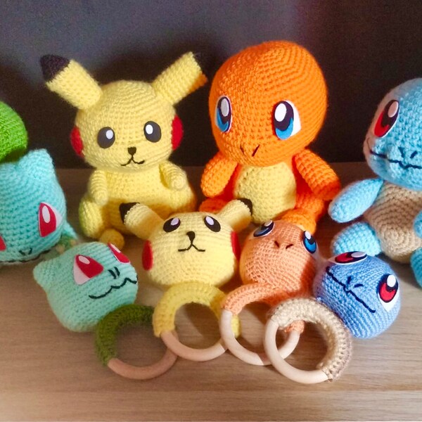 Doudou ou hochet Pokémon au crochet - cadeau de naissance personnalisable. Pikachu, salameche, carapuce, bulbizarre