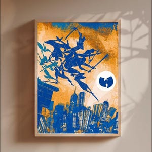 Könnte beinhalten: Ein rechteckiger Wandkunstdruck mit einer blauen und orangefarbenen grafischen Illustration von mehreren Figuren in dynamischen Posen mit Schwertern über einer Skyline. Ein kreisförmiges weißes Logo mit einem blauen W-Symbol ist rechts.