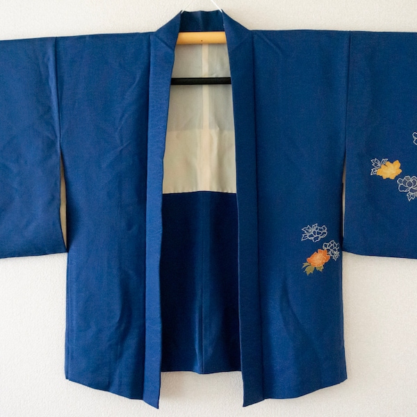 Authentique veste de kimono du Japon (haori) bleue aux motifs floraux.