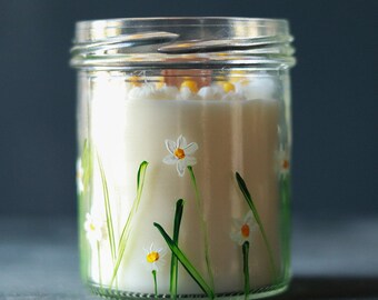 Bougie champ de pâquerettes avec des marguerites fabriquées à la main. Ciré de colza au parfum d'herbe coupé. Verre peint à la main.