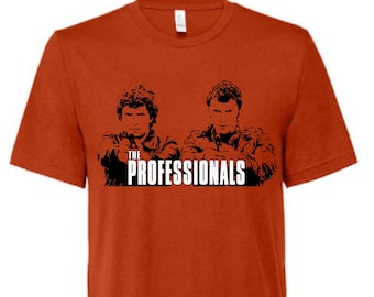 Könnte beinhalten: Orangefarbenes T-Shirt mit einem schwarz-weißen Bild von zwei Männern mit dem Text "THE PROFESSIONALS" auf der Vorderseite.