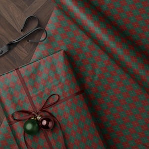 Christmas Present Wrapping Paper Red and Green Paper Holiday Gift Wrap Diamond Pattern Classic Wrapping Paper Roll Elegant Gift Wrap Argyle