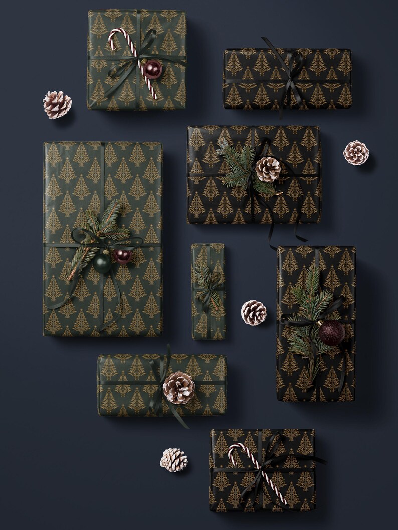 K&ouml;nnte beinhalten: Eine Sammlung von acht Weihnachtsgeschenken, die in schwarzes und goldenes Geschenkpapier mit einem Muster aus stilisierten Weihnachtsb&auml;umen verpackt sind. Die Geschenke sind mit Tannenzweigen, Zuckerstangen, Tannenzapfen und Kugeln verziert.