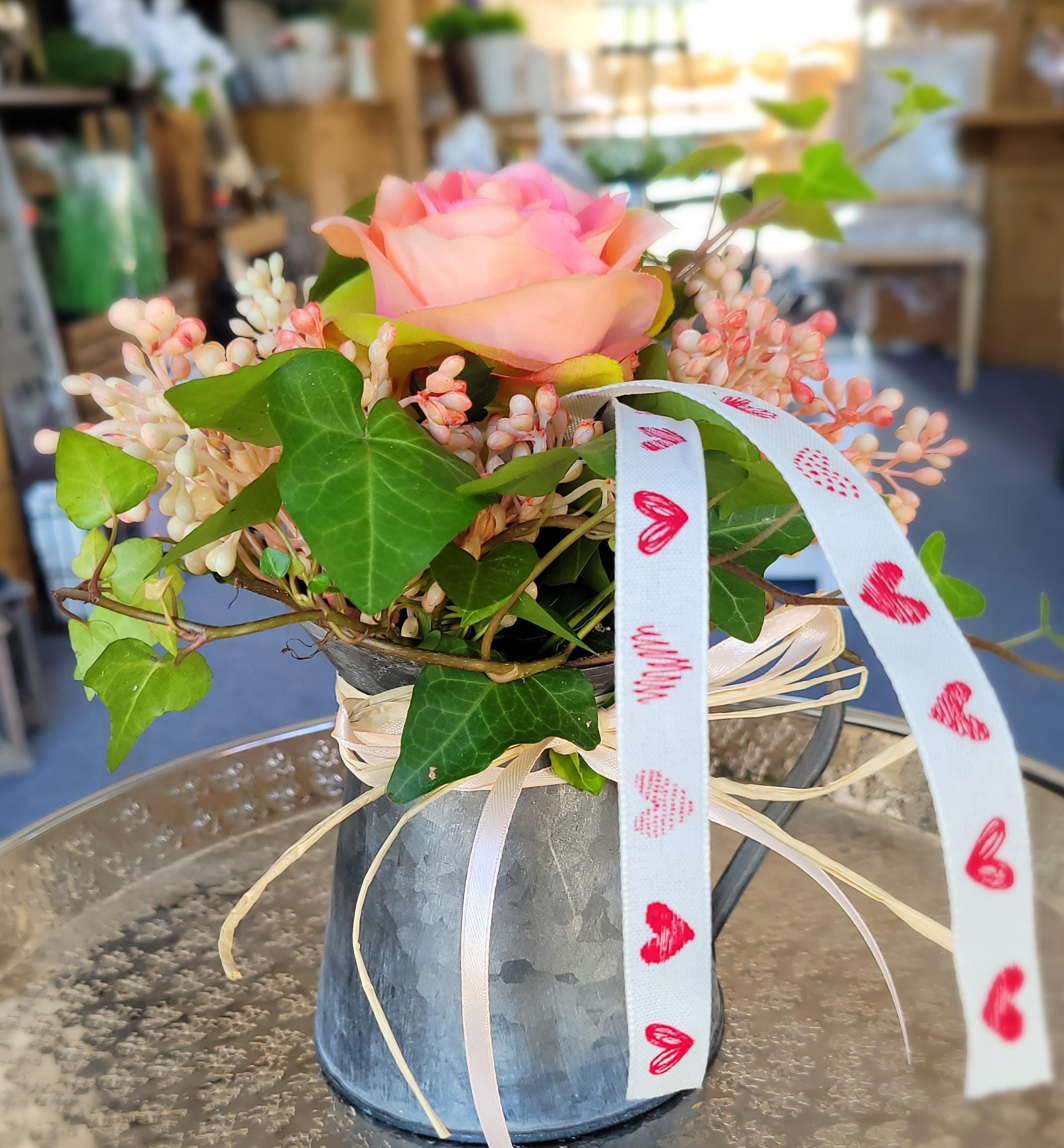 Tischdekoration kleines Blumengesteck Gesteck Blume Rose + Efeu - Etsy.de